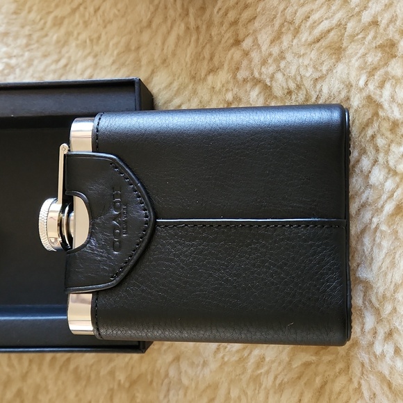 NWT IOB Coach Men's Flask & Key Holder Boxed Set 🖤🔑🍸❤️ - Picture 8 of 16